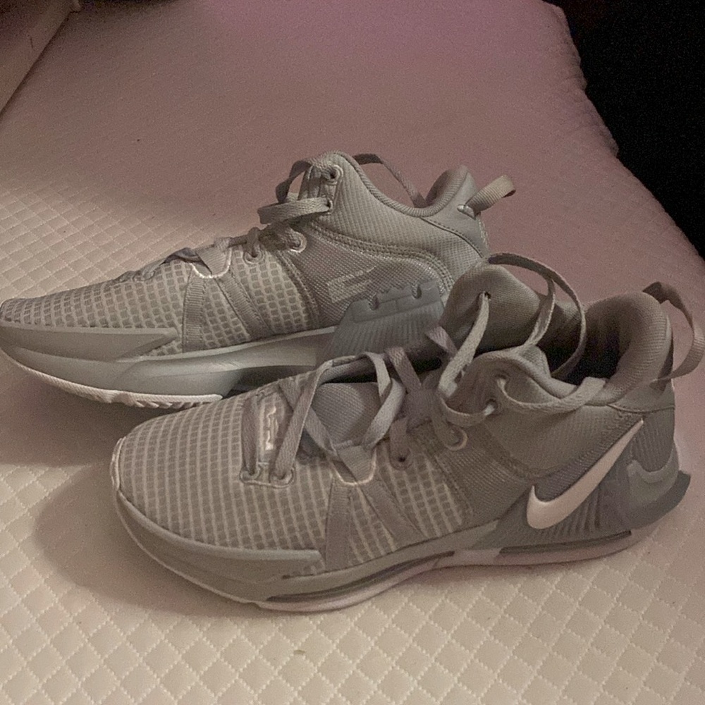 I’ve wore these shoes twice. Size 7 in men. Let me know if you want to purchase.